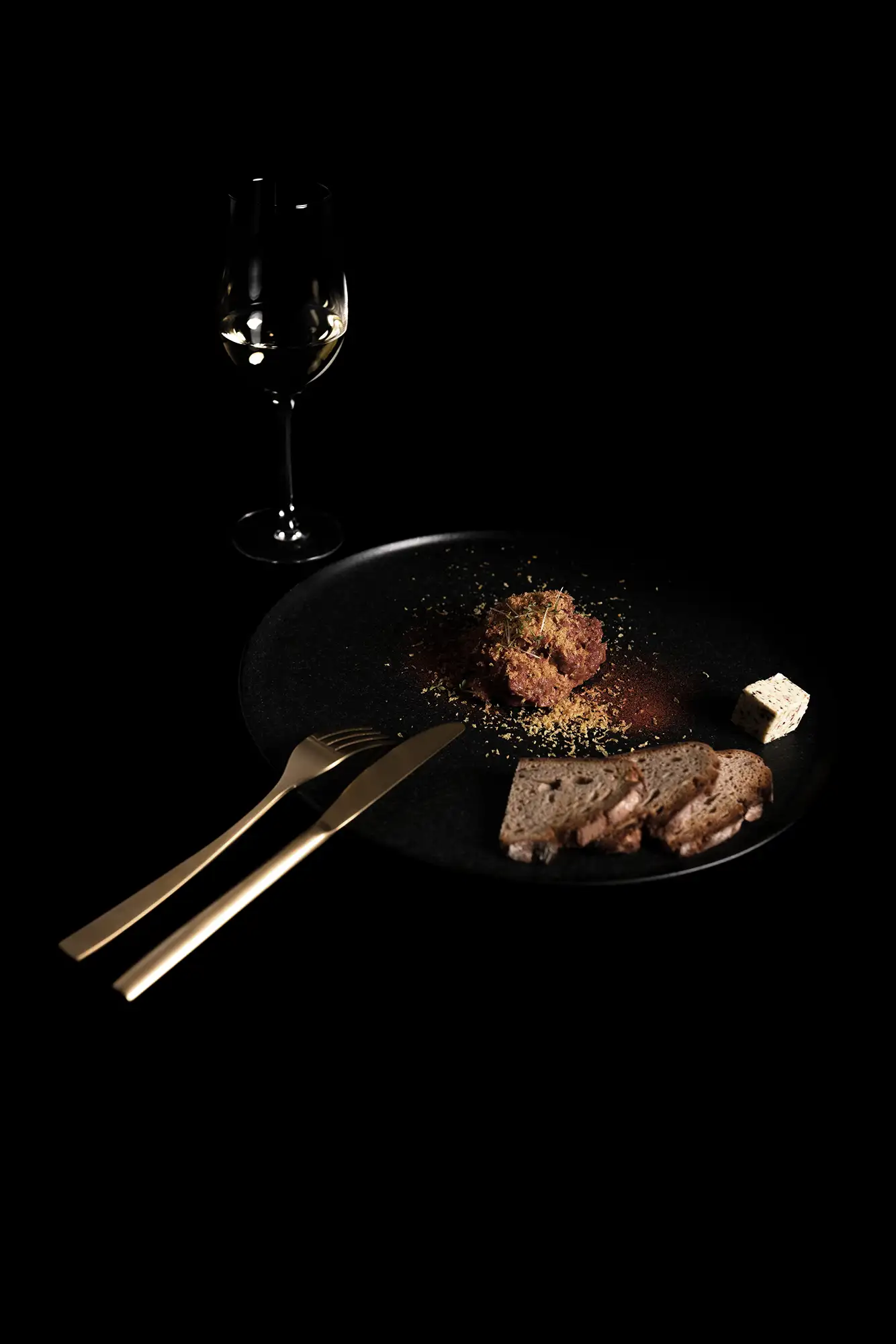 Beef Tatar mit einem Glas Wein bei Zotter am Graben