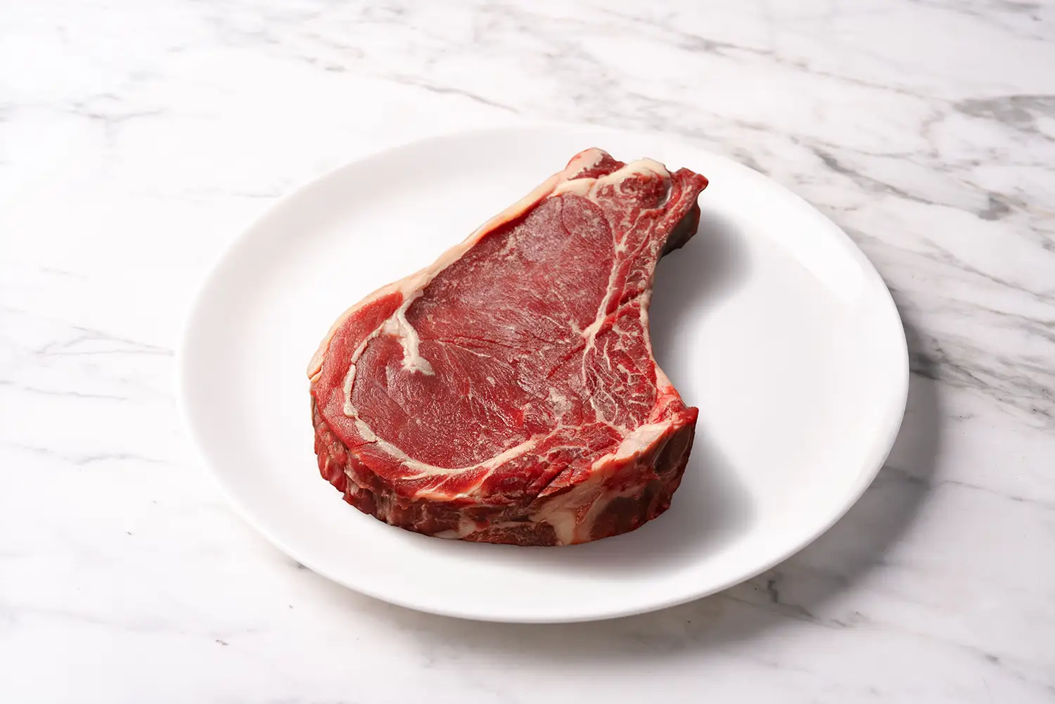 Prime Rib auf weißem Teller